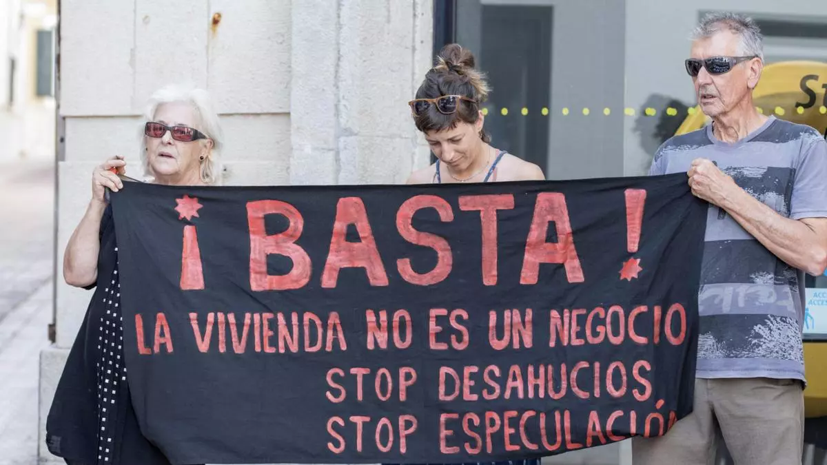 Protesta contra un desahucio frente a una sucursal bancaria EFE/ David Arquimbau Sintes