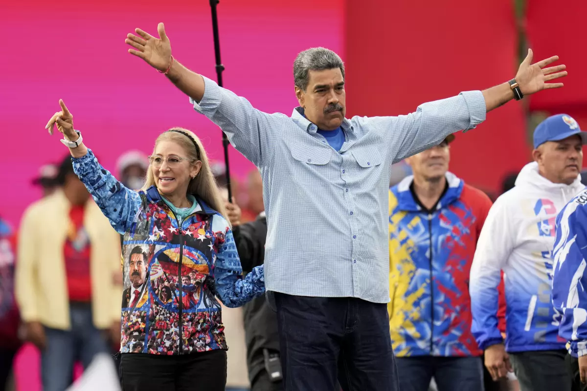 Nicolas Maduro y Cilia Flores durante el cierre de campaña. (Fernando Vergara/AP)
