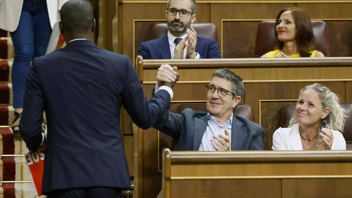 El diputado del PSOE Luc André Diouf felicitado por Patxi López tras intervenir en el pleno del Congreso. EFE