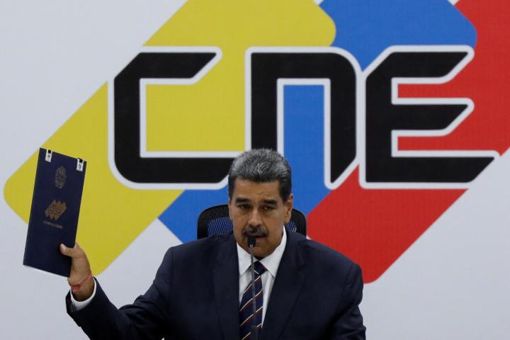 El presidente de Venezuela, Nicolás Maduro, sostiene la credencial del Consejo Nacional Electoral (CNE) que lo proclama como ganador de las elecciones presidenciales del país.Leonardo Fernandez Viloria