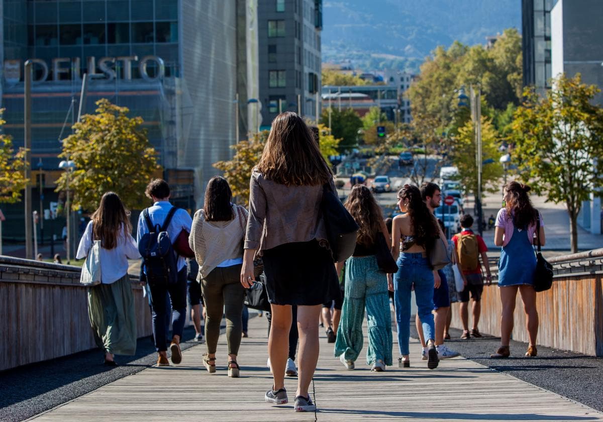 La falta de estabilidad y los bajos salarios lastran a la juventud y propician su marcha en busca de mejores oportunidades. Maika Salguero