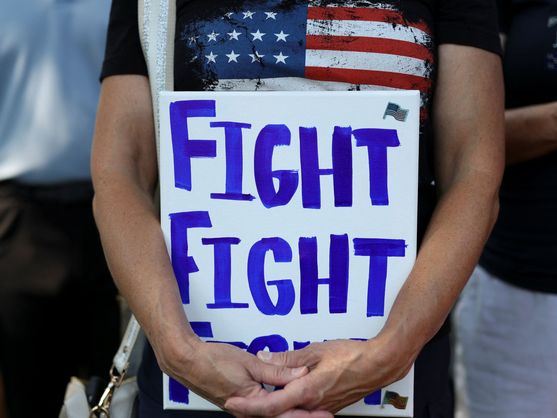 Un ciudadano apoya a Trump tras su intento de asesinato. (Reuters/ A. Kelly)