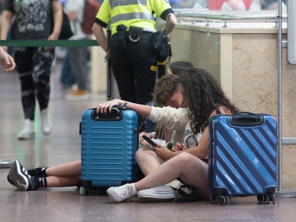 Dos viajeros esperando en la estación de Chamartín, en Madrid. (Europa Press/Eduardo Parra)