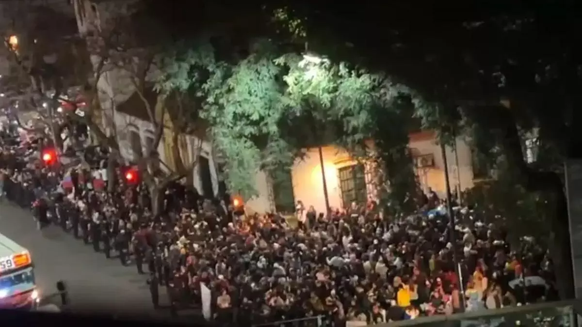 Decenas de manifestantes se manifestaron frente a la Embajada de Venezuela en Buenos Aires en la noche del domingo. teleSUR