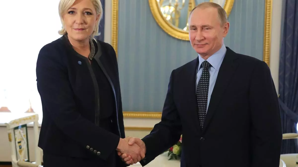 Marine Le Pen y Vladímir Putin, durante el encuentro que mantuvieron en el Kremlin el 24 de marzo de 2017. / MIKHAIL KIMENTYEV / AFP / SPUTNIK