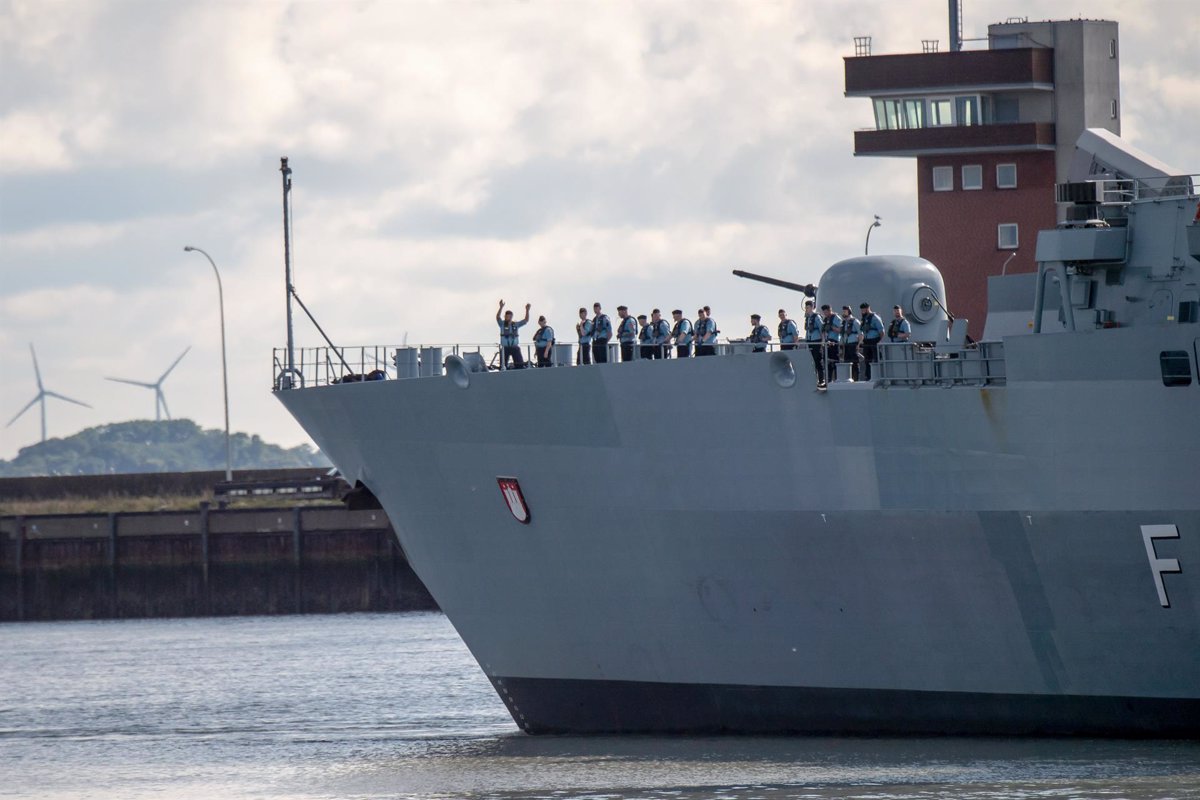 Un barco con militares