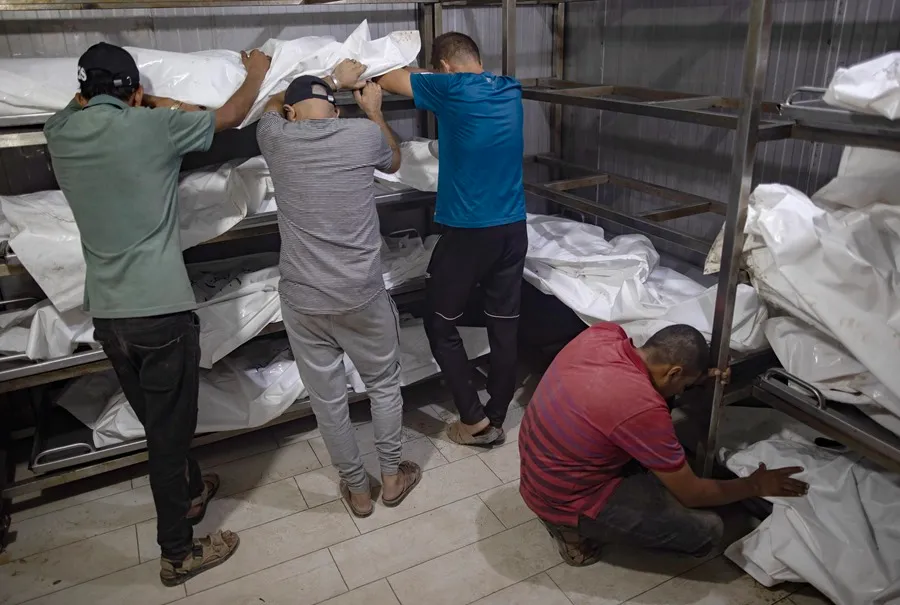 Familiares de palestinos asesinados lloran junto a sus cuerpos en el interior de la morgue del hospital Nasser de Jan Yunis. EFE/EPA/Haitham Imad