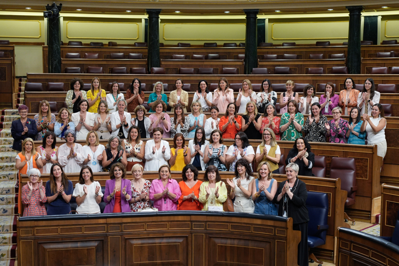 Diputadas y ministras se toman una fotografía con motivo de la aprobación definitiva de la Ley de Paridad. EFE/Borja Sánchez-Trillo