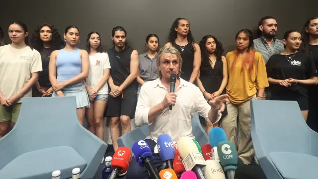 Nacho Cano, junto a los estudiantes, este martes.Europa Press