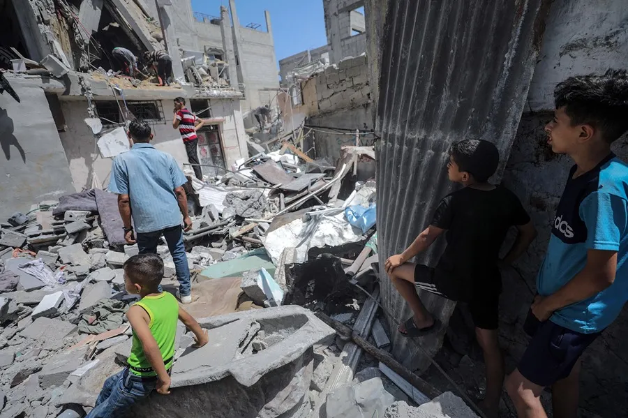 Palestinos buscan supervivientes en los escombros tras bombardeos israelíes. EFE/EPA/Mohammed Saber/Archivo