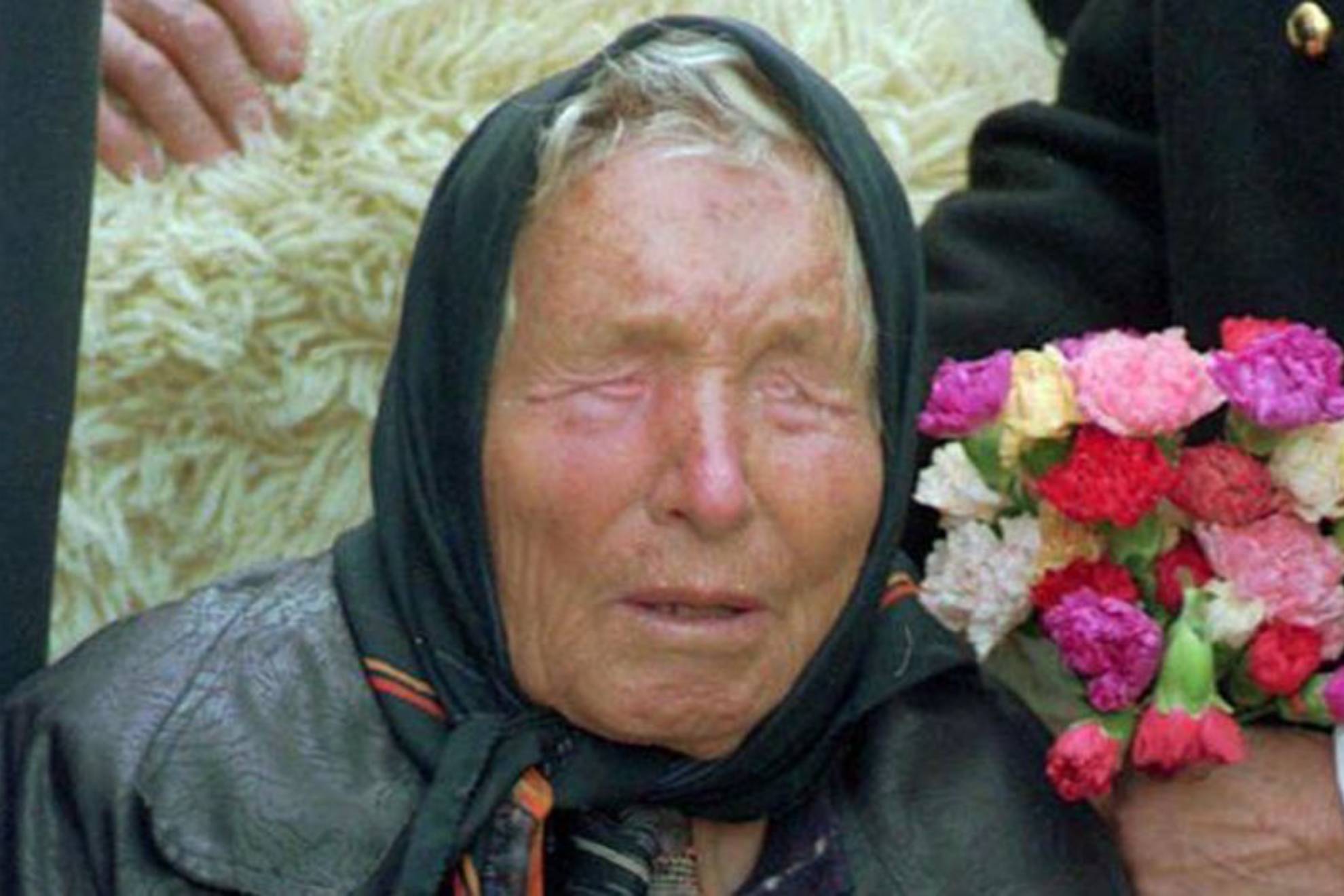 Baba Vanga con flores