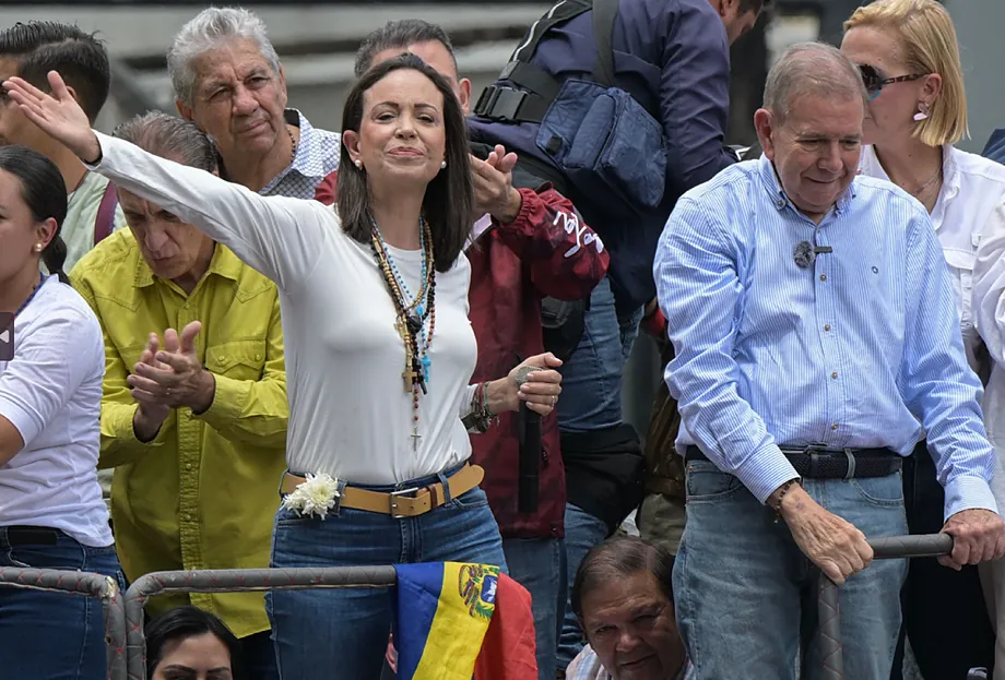 María Corina Machado y Edmundo González saludan, ayer, a sus seguidores frente a la sede de Naciones Unidas en Caracas.YURI CORTEZAFP