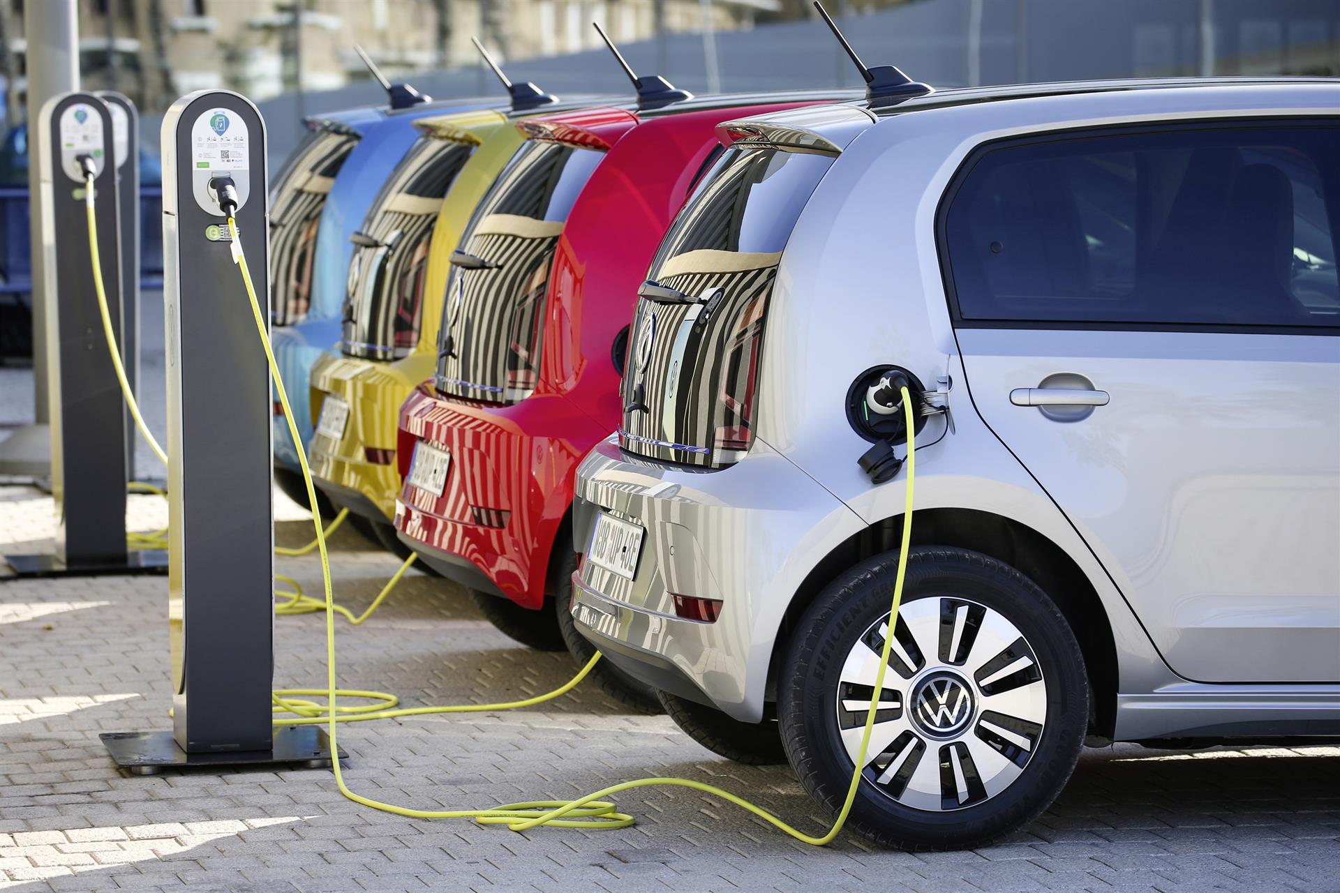 Coches eléctricos en estación de carga