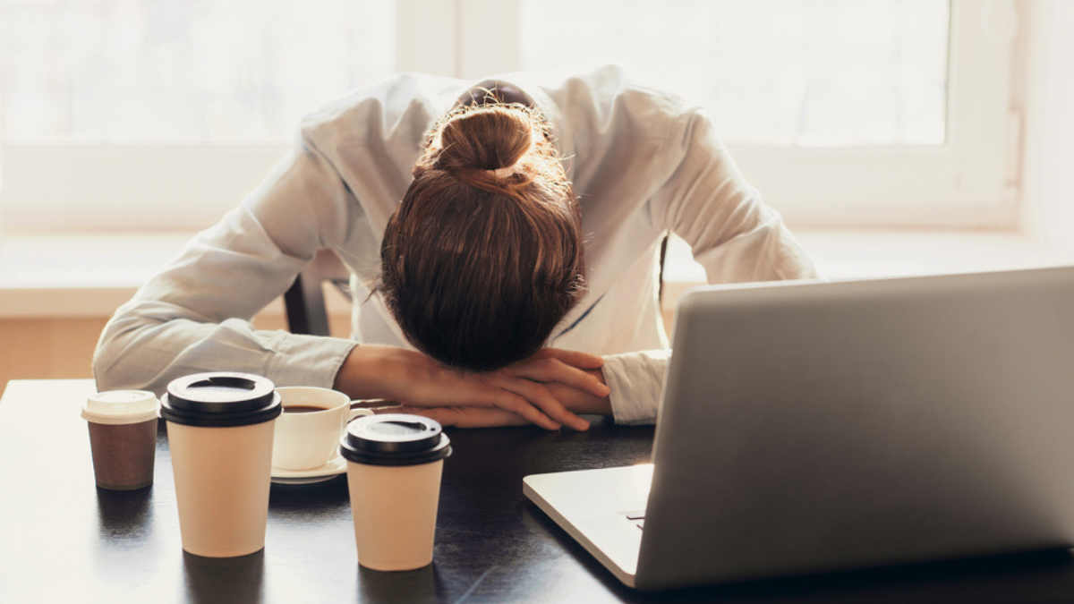 Una trabajadora cansada y con cafés