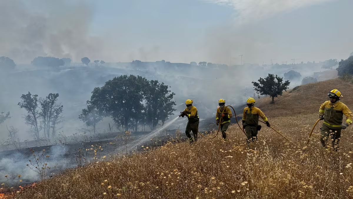 Bomberos en el incendio de Tres Cantos