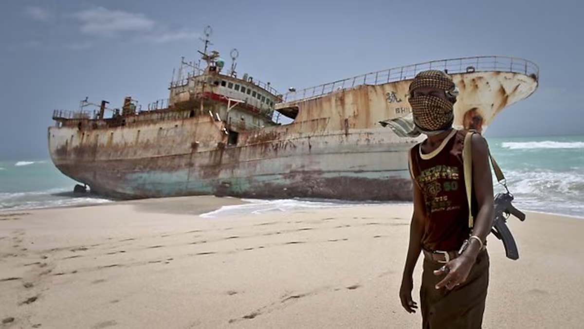 Un barco y un hombre armado