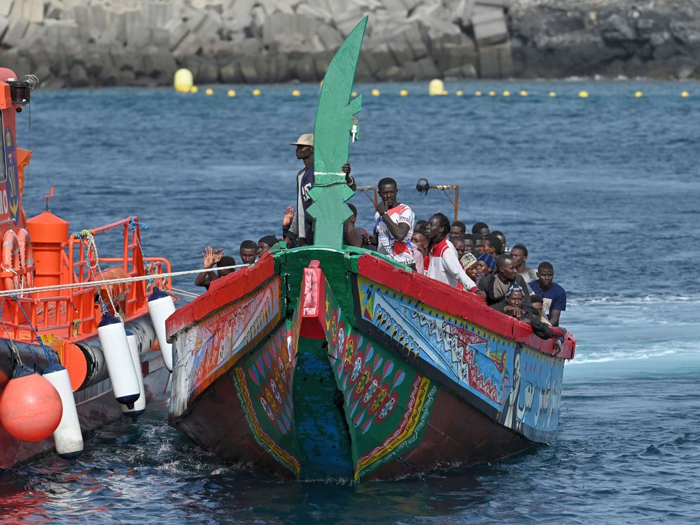 Una embarcación llegando a El Hierro. (Europa Press