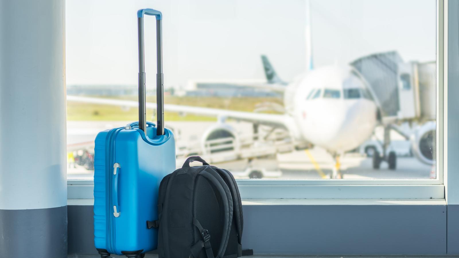 Maleta y mochila en un aeropuerto