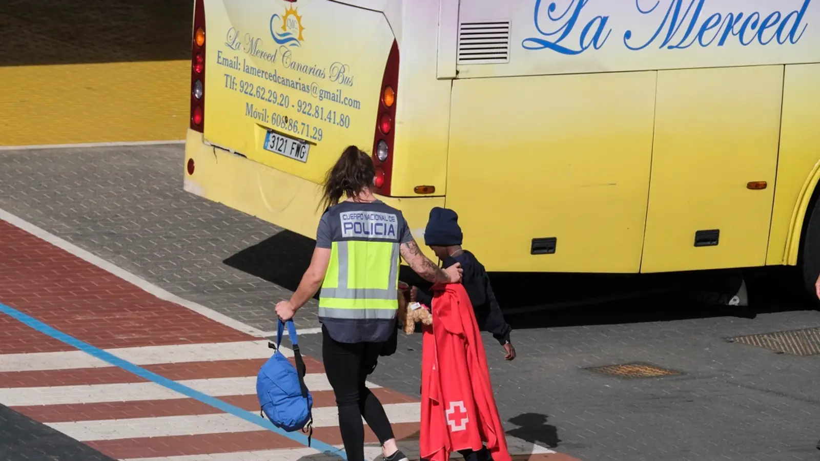 Imagen de archivo de uno de los menores rescatado y atendido por una policía tras la llegada del crucero Insignia al puerto de Santa Cruz de Tenerife | EFE/Alberto Valdés