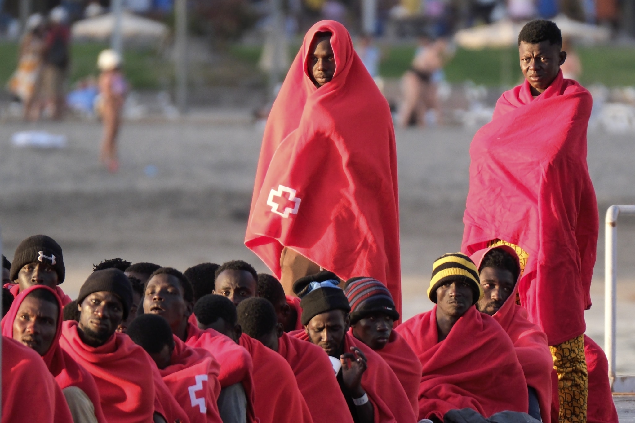 Migrantes ayudados por Cruz Roja