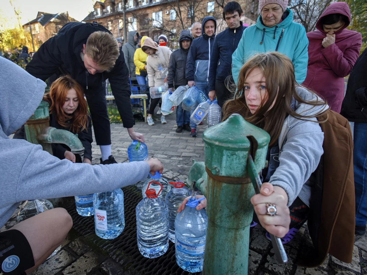 Ucranianos en una fuente con agua