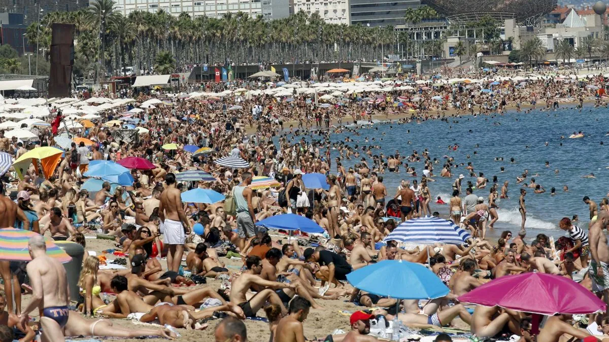 Playa repleta de turistas