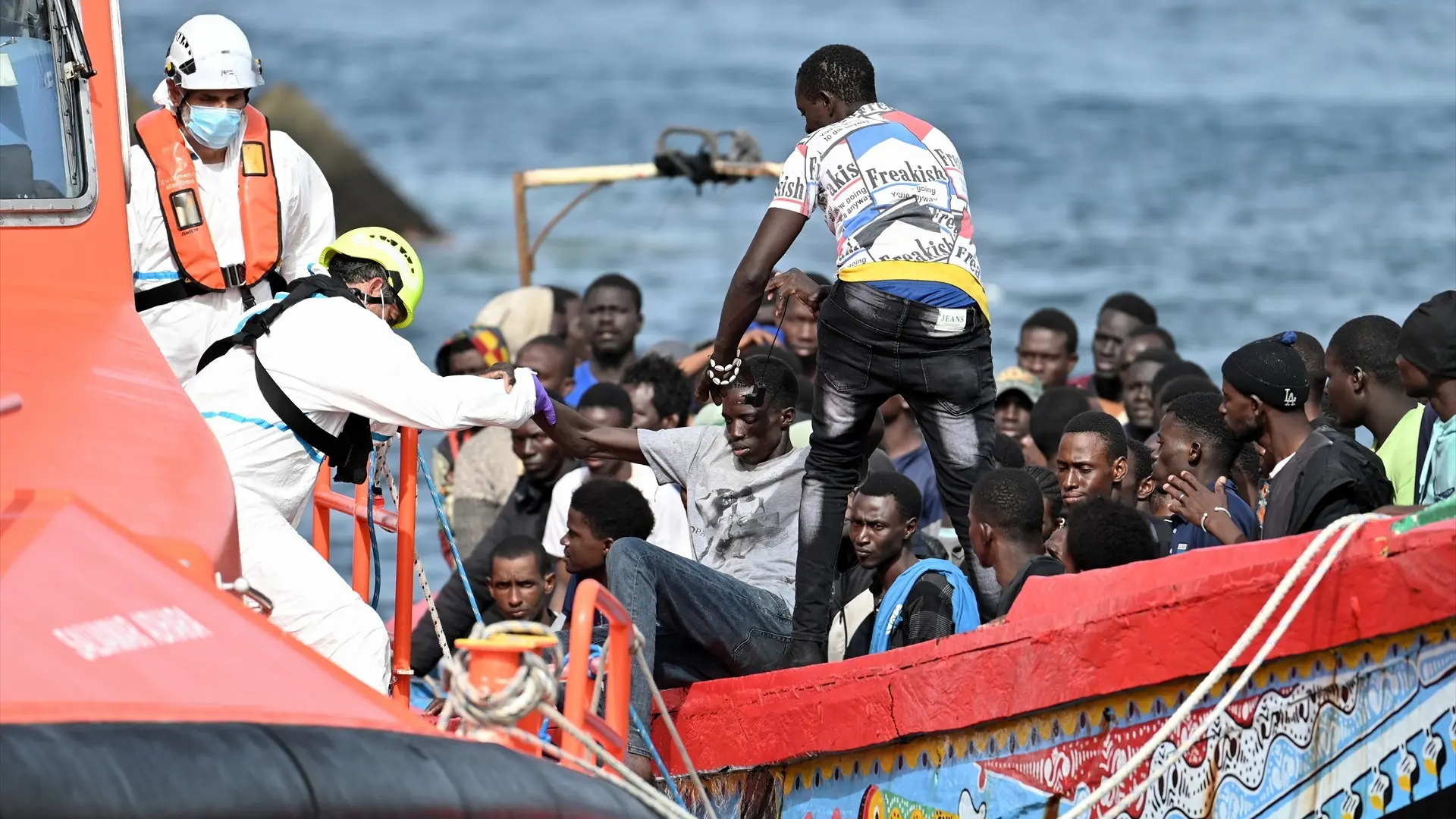 Migrantes en un puerto marítimo