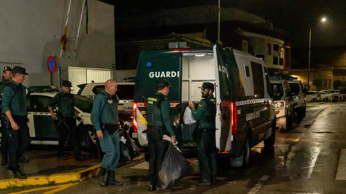 Agentes de la Guardia Civil en el operativo en Barbate para detener a los tripulantes de una narcolancha. Imagen de archivo Francisco J. Olmo - Europa Press