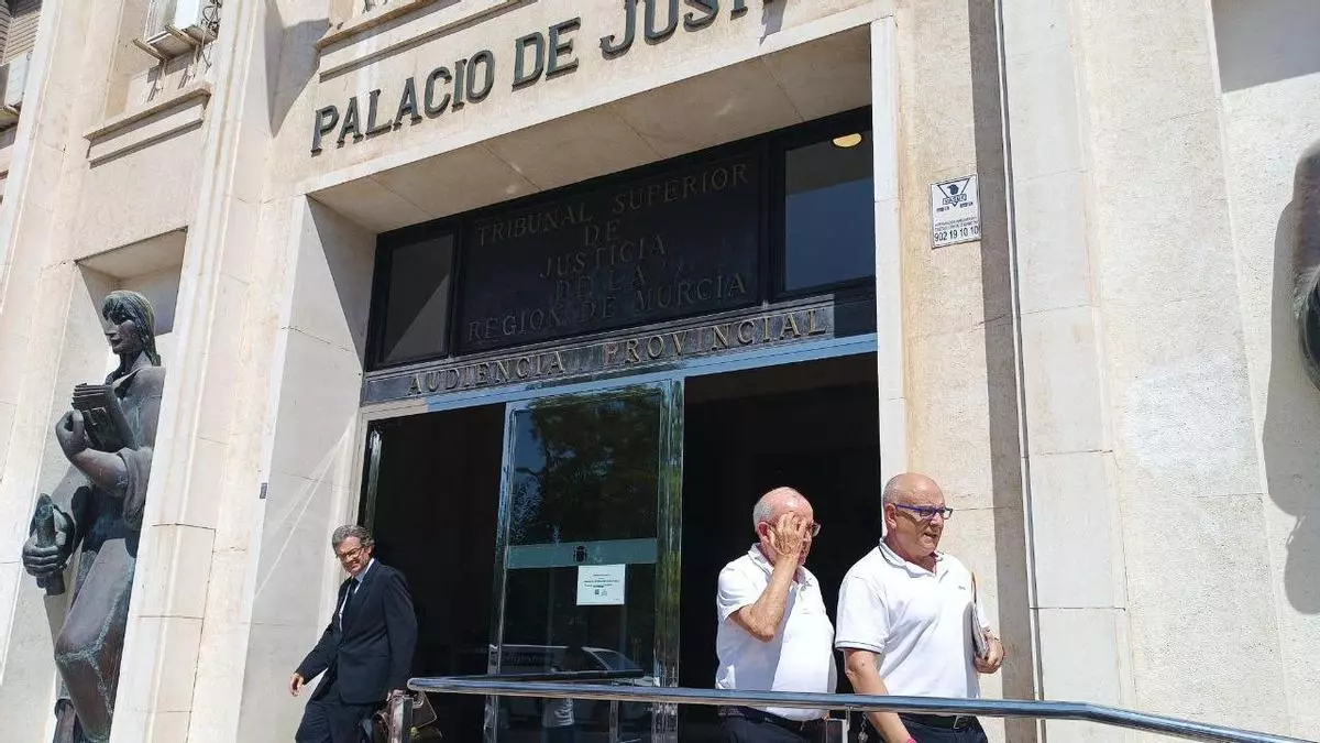 Uno de los acusados de explotación de menores saliendo de la Audiencia Provincial Elisa M. Almagro