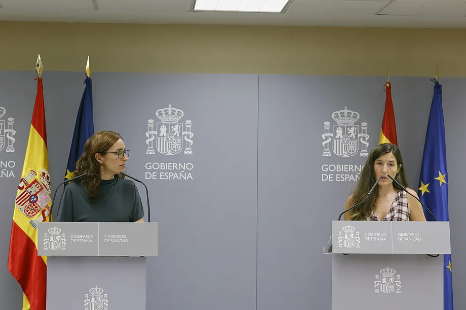 La ministra de Sanidad, Mónica García, junto a la Comisionada de Salud Mental, Belén González, durante la presentación de la líneas del Plan de Prevención del Suicidio.Javier LizónEFE