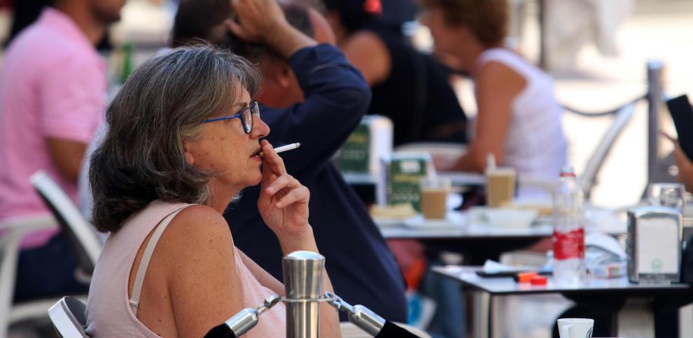 Una mujer fuma en una terraza, en una imagen de archivo. Álex Zea / Europa Press