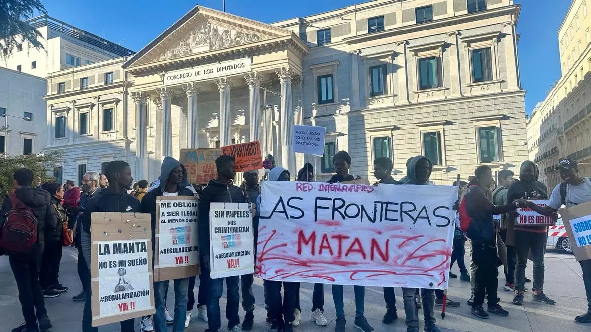 Concentración frente al Congreso en defensa de la ILP para regularizar extranjeros EUROPA PRESS - Archivo