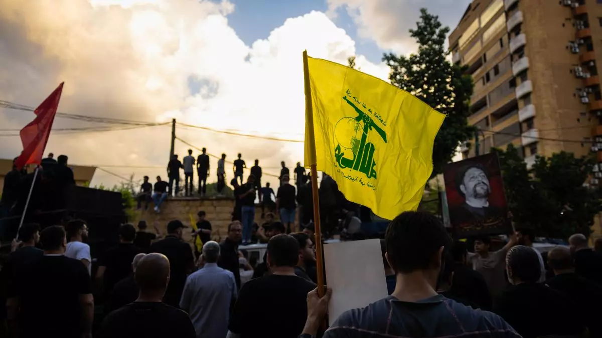 Simpatizantes de Hizbulá durante el funeral de dos comandantes del grupo libanés, Ibrahim Aqily Mahmoud Hamad, muertos en un ataque aéreo israelí contra un edificio residencial en el suburbio meridional de Beirut. Oliver Marsden / Getty Images