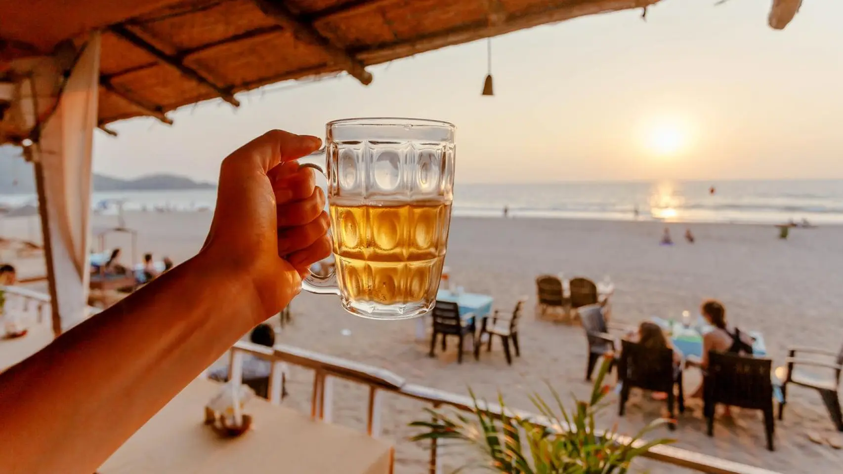 Cerveza en un chiringuito de playa