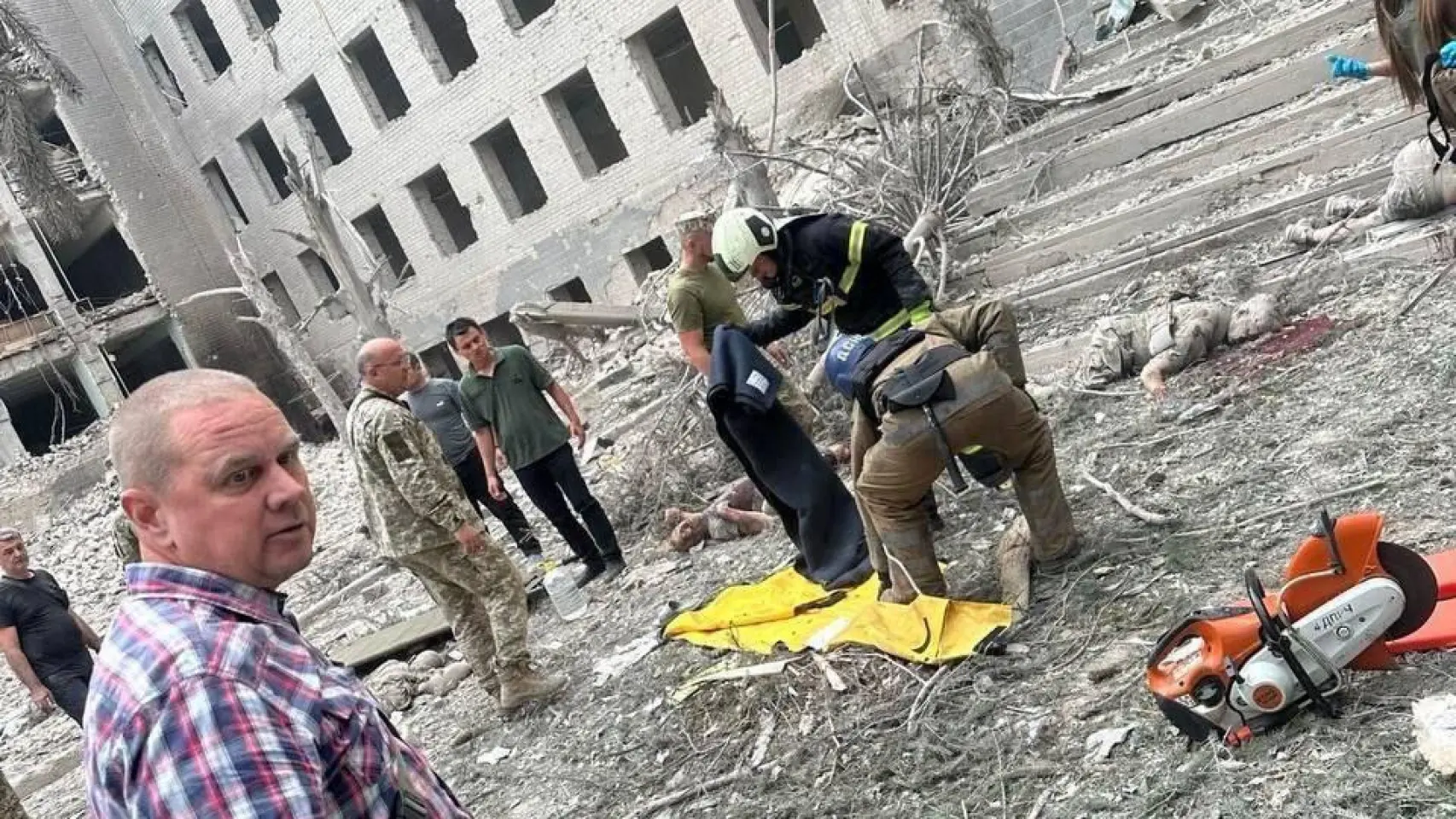 Varias personas y bomberos en Poltava tras el ataque ruso.