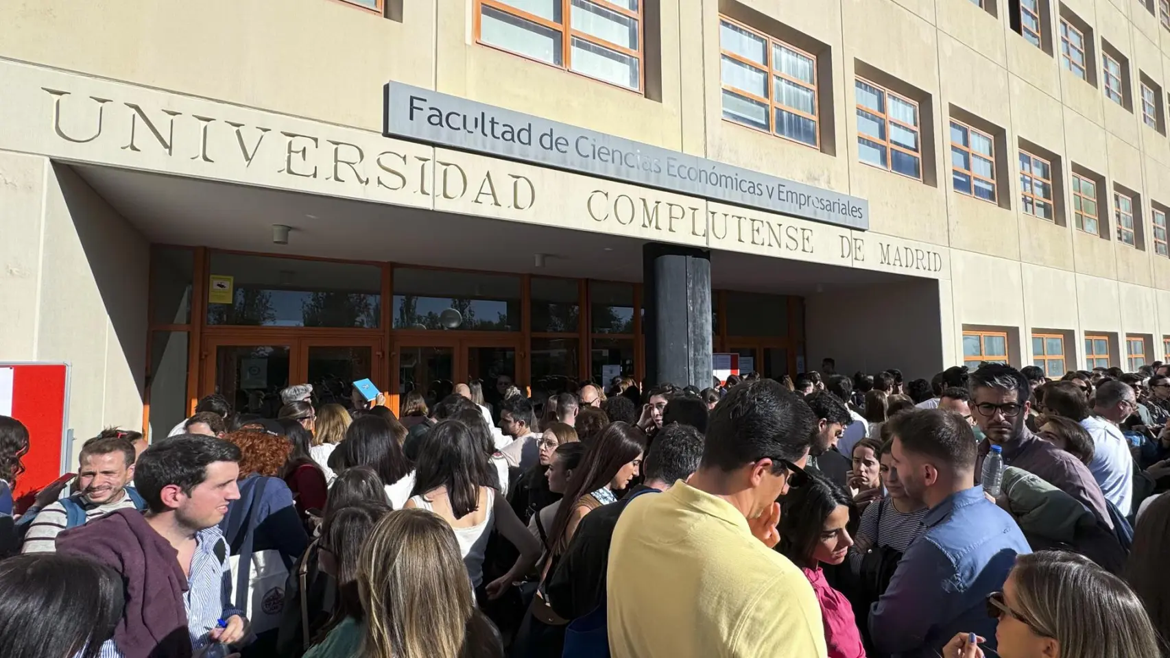 Opositores en frente de una facultad