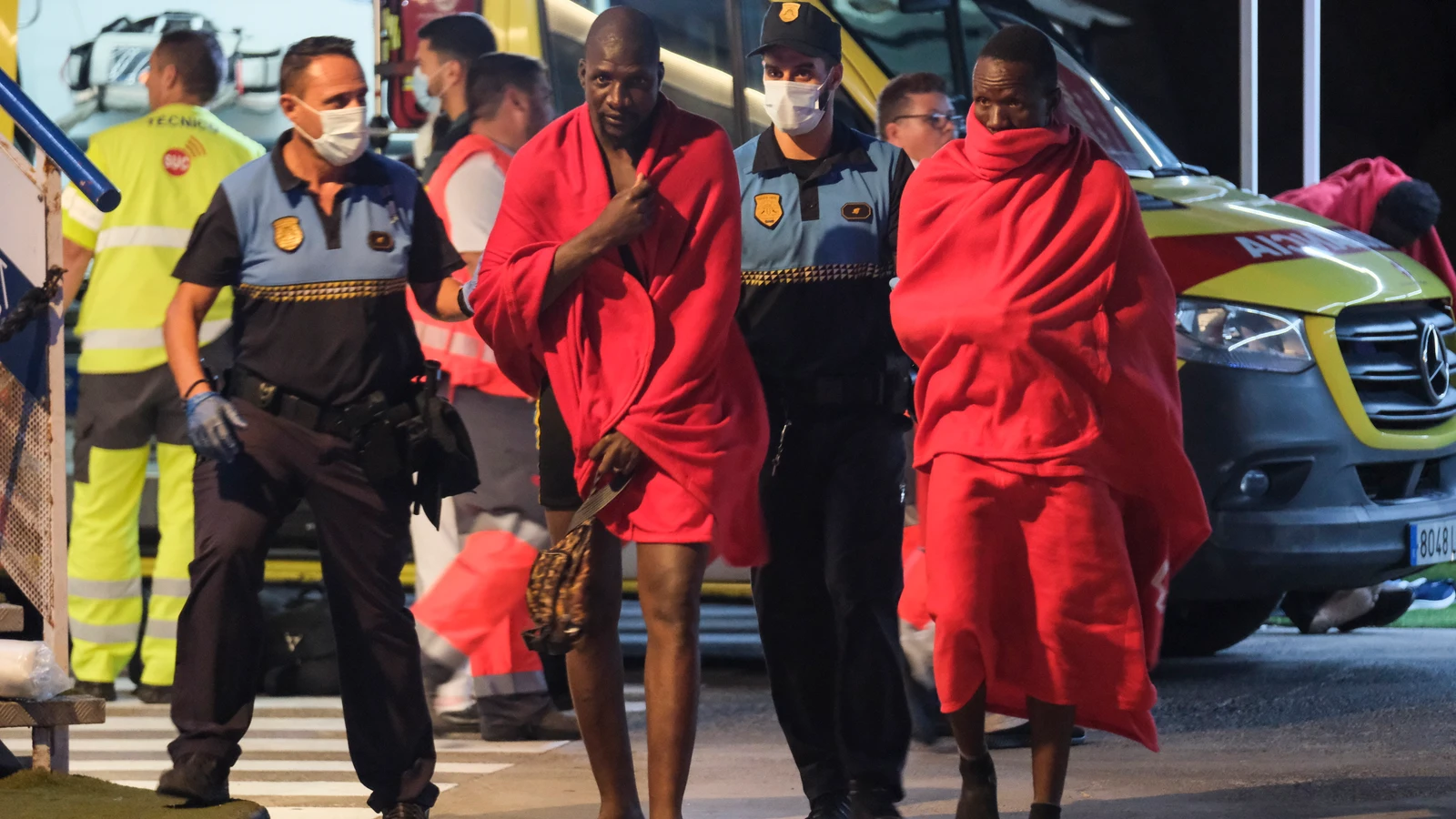 Llegada de un cayuco con 81 personas al sur de TenerifeAlberto ValdésAgencia EFE