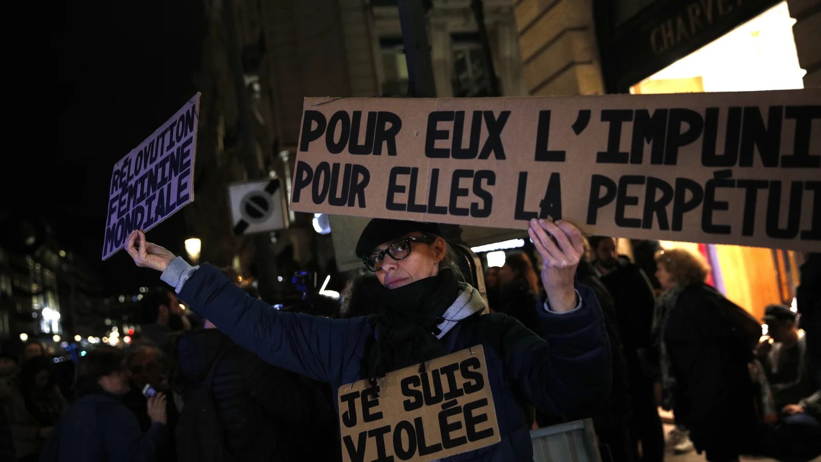 Una foto de archivo del martes 14 de noviembre de 2017 de una activista sosteniendo una pancarta que decía: "Para él impunidad, para ella una cadena perpetua" durante una protesta en ParísChristophe Ena