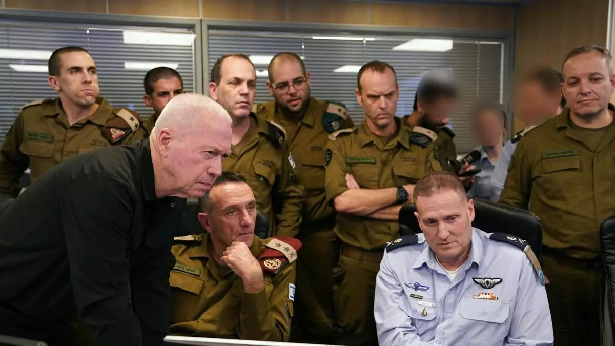 El ministro de Defensa de Israel, Yoav Gallant, junto al jefe del Estado Mayor de las FDI, el general Herzi Halevi, y el jefe adjunto del Estado Mayor de Israel, el general Amir Baram EFE/Oficina de Comunicaciones del Ministro de Defensa