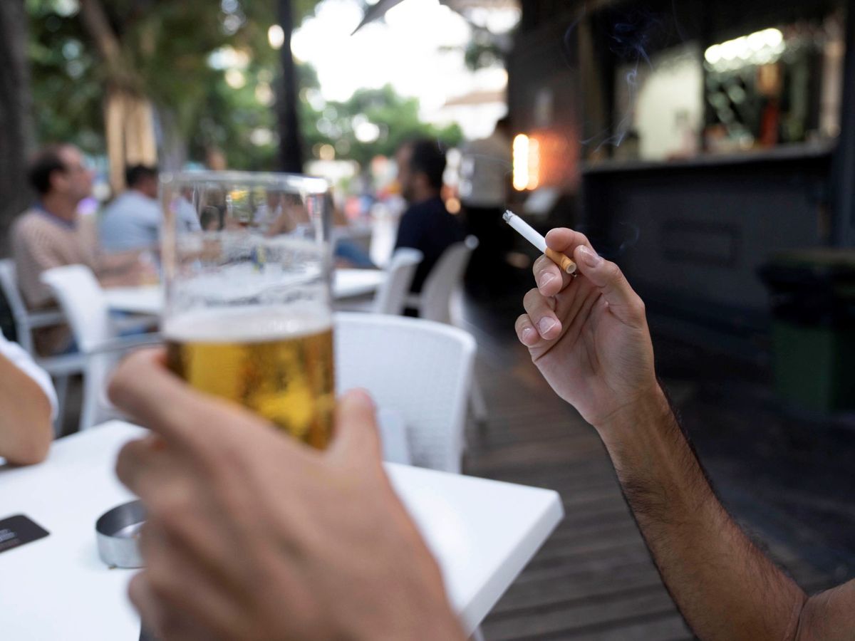 Persona fumando en una terraza