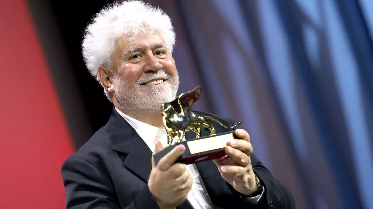 Pedro Almodóvar posa junto a su histórico León de Oro por 'La habitación de al lado' Photo by Vittorio Zunino Celotto/Getty Images