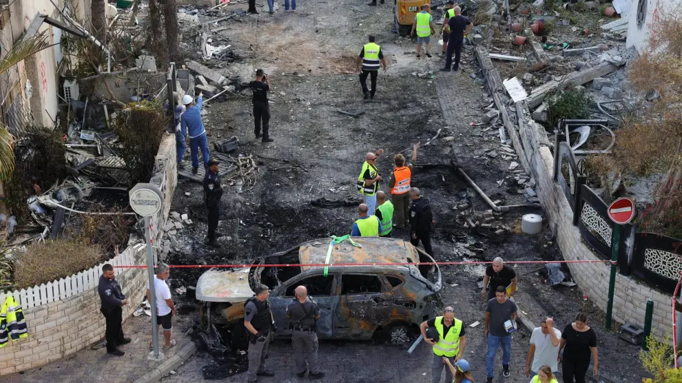 Equipos de emergencia israelíes trabajan en el lugar de un ataque con misiles lanzados por Hezbolá en un barrio residencial de Kiryat Bialik, en el norte de Israel.EFE