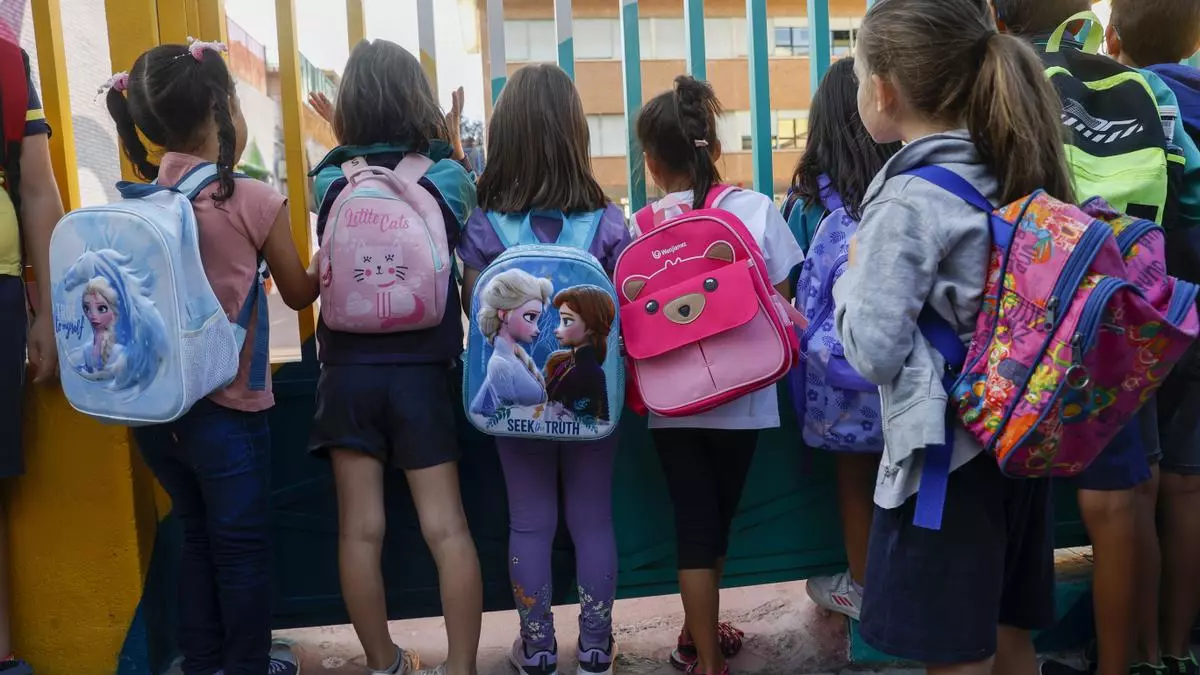 Varios niños esperan a las puertas de un colegio. Archivo EFE/Juan Carlos Hidalgo