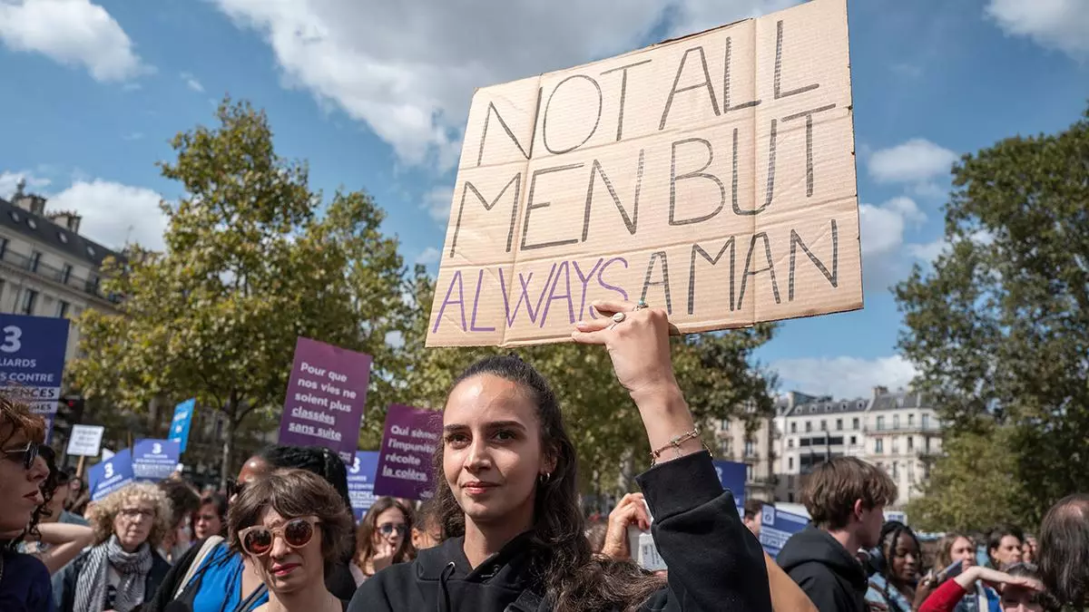 Cartel de "No todos los hombres pero siempre un hombre" en París