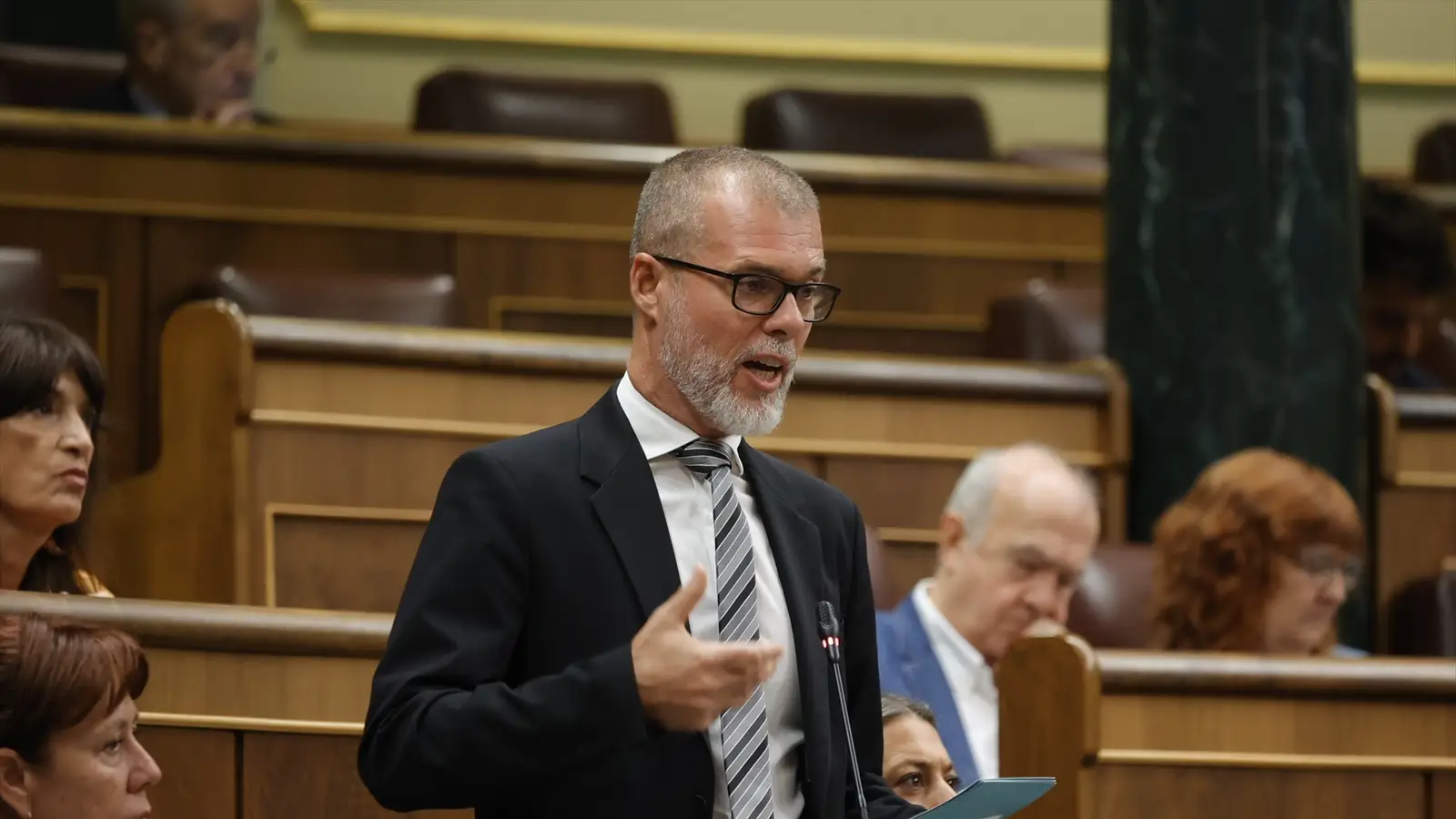 El diputado de Junts Josep María Cruset interviene durante una sesión de sesión de control al Gobierno | Jesús Hellín / Europa Press