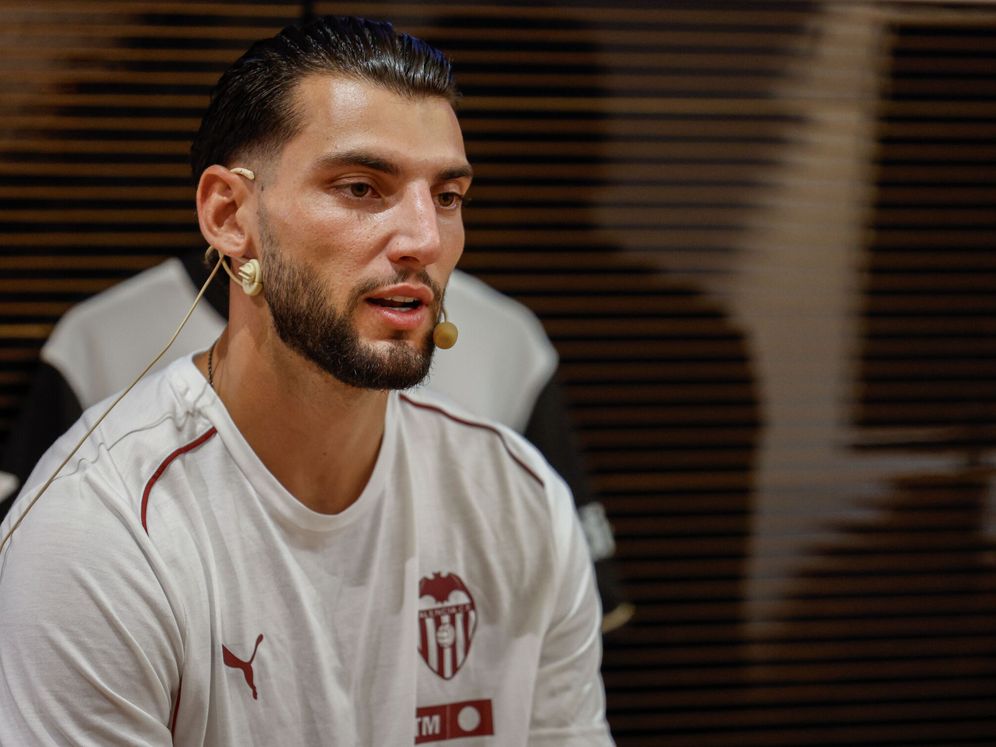 Rafa Mir en su presentación con el Valencia. (EFE/Kai Försterling)