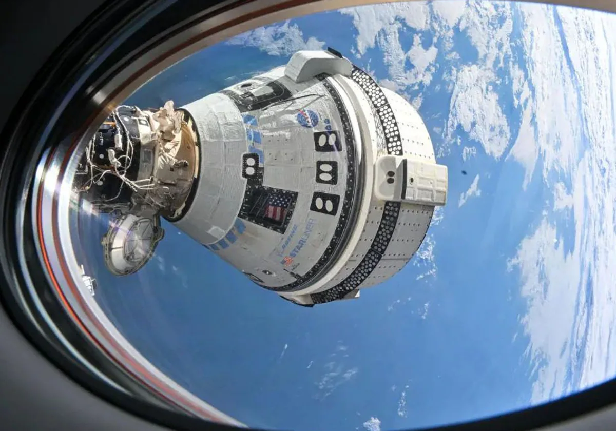 La nave Starliner atracada en la ISS y vista desde una de sus escotillas nasa