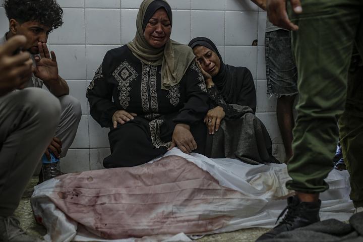 La madre y la hermana de Mohammed Salouha, de 16, y víctima de un bombardeo israelí, lloran su muerte durante el funeral, en Deir Al Balah (Gaza).EFE/EPA/MOHAMMED SABER