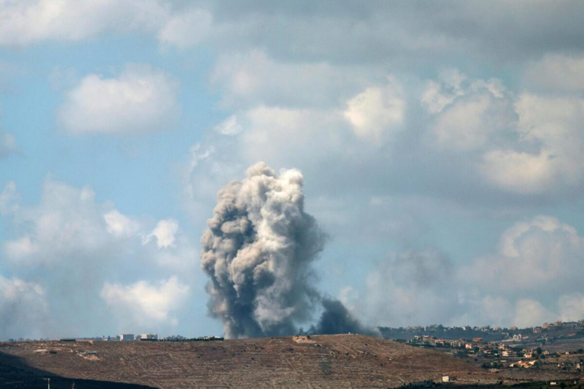 Se eleva humo tras un ataque aéreo israelí que tuvo como objetivo una aldea libanesa, visto desde la Alta Galilea, norte de Israel Efe