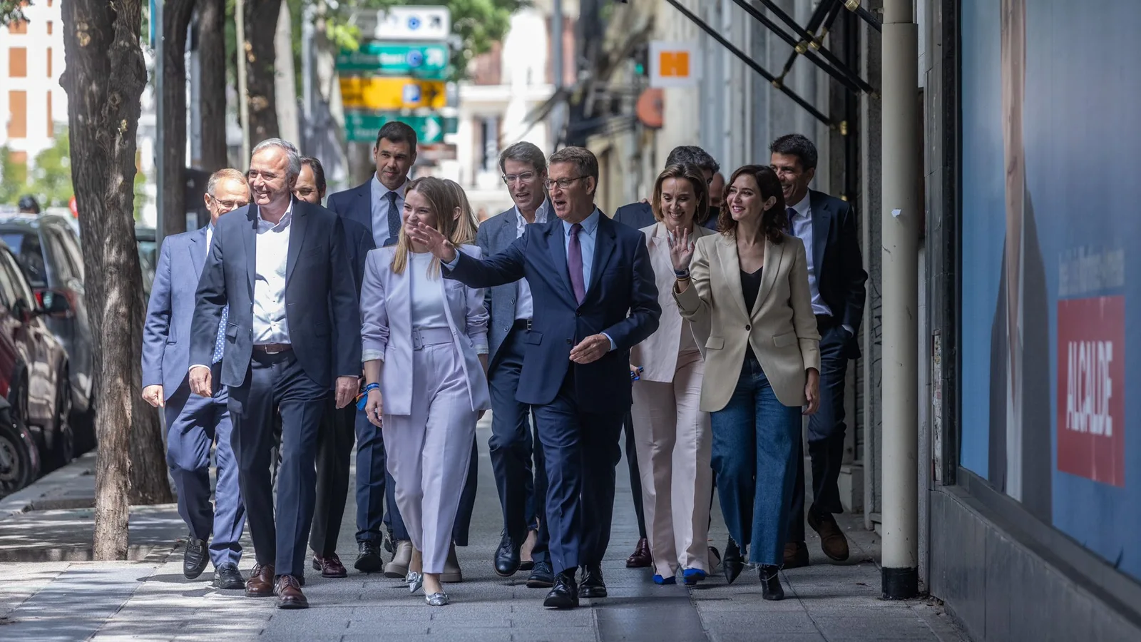 El líder del PP, Alberto Núñez Feijóo, junto a los barones llegando a GénovaGonzález Pérez El líder del PP, Alberto Núñez Feijóo, junto a los barones llegando a GénovaGonzález Pérez